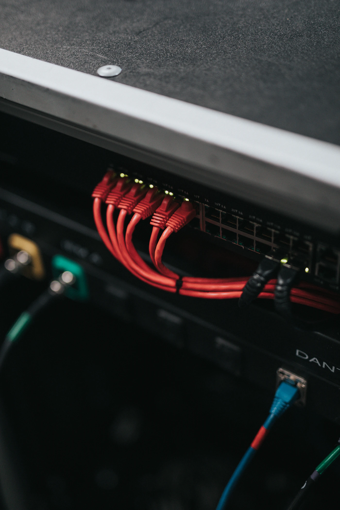 Sala de operações com monitores exibindo dados de rede