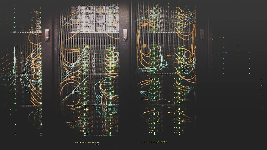 Corredor de servidores iluminado em um data center